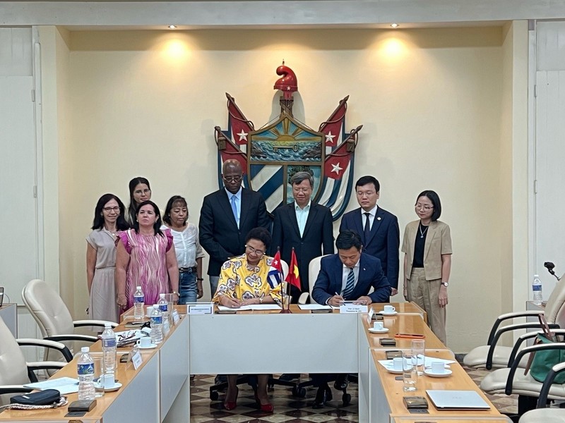 Cérémonie de signature du mémorandum d'accord entre l'Université nationale de Hanoï et l'Université de La Havane pour la période 2024 – 2029, le 27 mai à La Havane. Photo: baoquocte.vn.