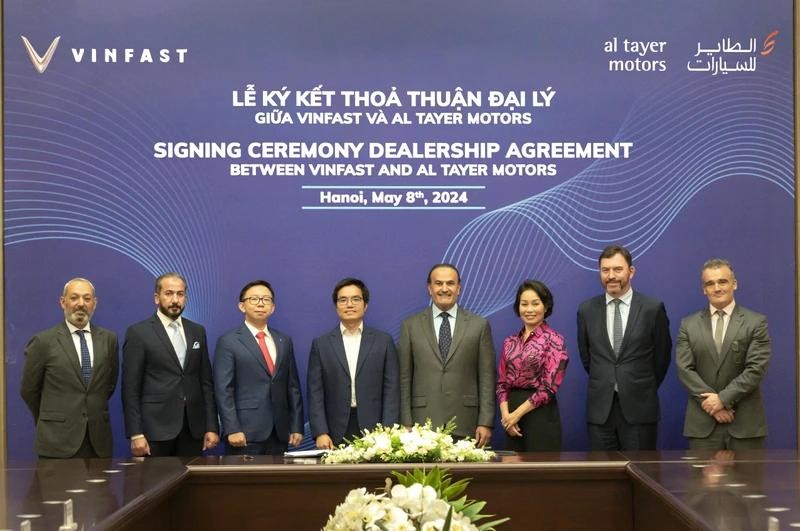 Cérémonie de signature de l'accord de coopération entre VinFast et Al Tayer Motors, le 8 mai à Hanoi. Photo: NDEL.