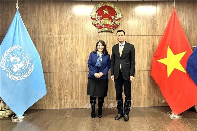 L'ambassadeur Dang Hoang Giang, chef de la Mission permanente du Vietnam auprès des Nations Unies (ONU), et June Kunugi, directrice de la Division des partenariats publics de l’UNICEF. Photo : VNA.