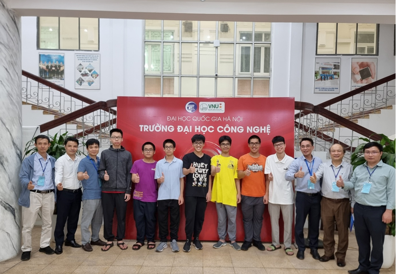 Les candidats et les professeurs de l'équipe vietnamienne. Photo: ministère de l'Education et de la Formation.