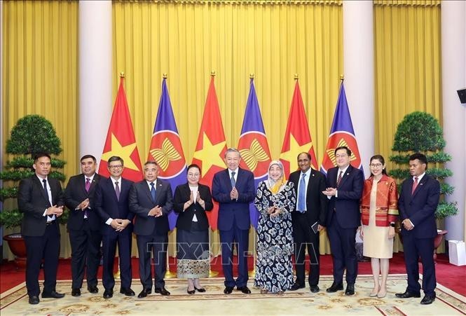 Le Président vietnamien To Lam (au milieu) reçoit des ambassadeurs et chargés d'affaires des pays de l'ASEAN et du Timor-Leste, Photo : VNA.