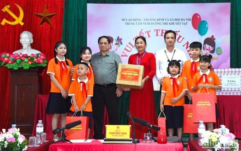 Le PM Pham Minh Chinh (3e, de gauche à droite) a offert des cadeaux aux enfants du Centre de soin des enfants handicapés de Hanoï. Photo : NDEL.