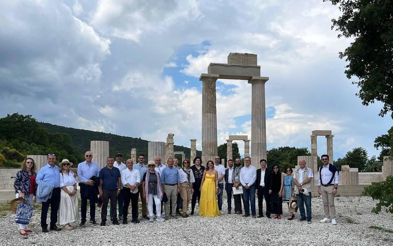 Le programme « Une journée à Aigai, première capitale de l’ancien royaume de Macédoine » attire la participation de différentes missions diplomatiques en Grèce. Photo: baoquocte.vn.