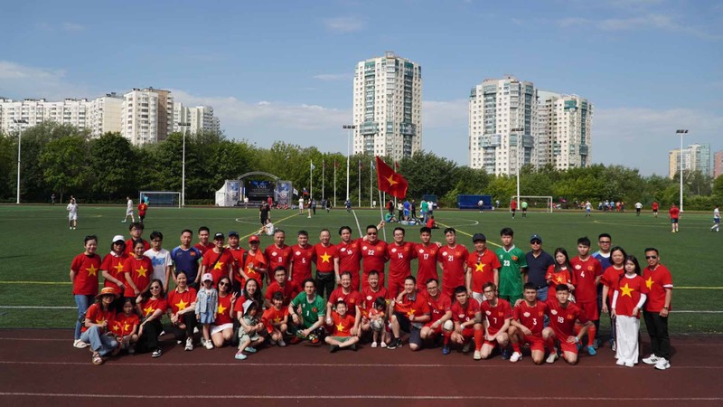 L’équipe vietnamienne a fait preuve d’un esprit sportif exemplaire lors du tournoi amical de football organisé par l’Institut d’État des relations internationales de Moscou (MGIMO), le 2 juin à Moscou, en Russie. Photo: baoquocte.vn.