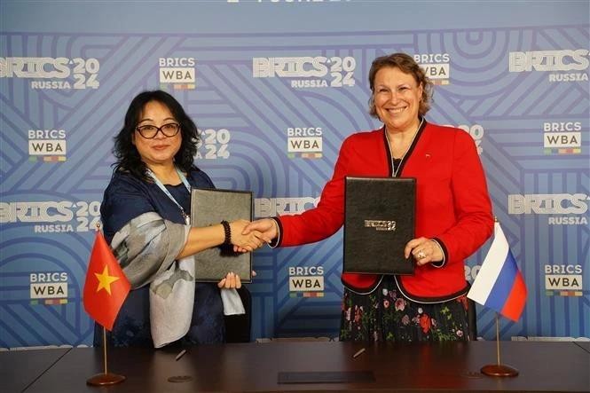 Des représentants d’entreprises vietnamiennes et russes à la cérémonie de signature de l’accord de coopération dans le cadre du Forum sur l’entrepreneuriat des femmes des BRICS à Moscou. Photo : VNA.