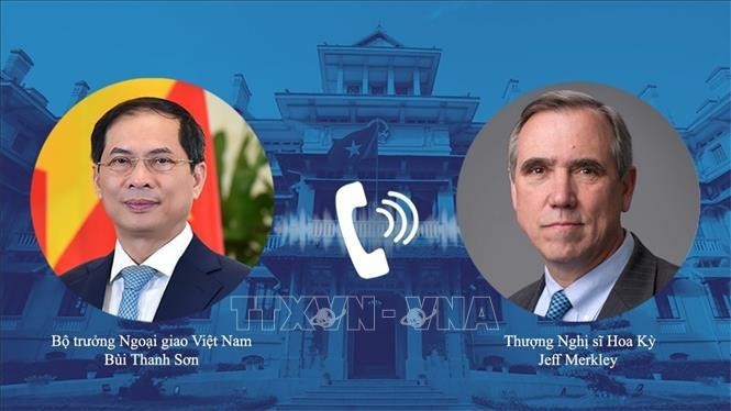 Le ministre des Affaires étrangères Bui Thanh Son (à gauche) et le sénateur américain Jeff Merkley. Photo : VNA.