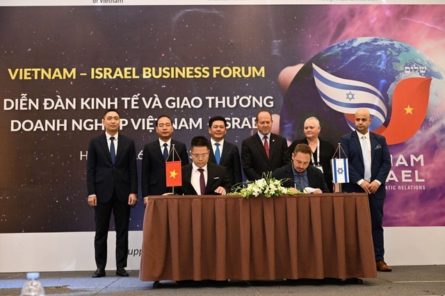 érémonie de signature d'un protocole d'accord entre des entreprises vietnamiennes et israéliennes en 2023. Photo : baochinhphu.vn