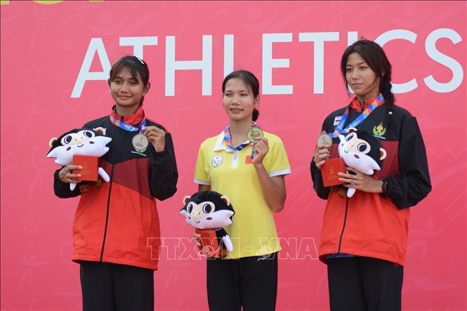Lê Thi Tuyêt Mai (au centre) remporte la médaille d'or au 400 m féminin. Photo : VNA.