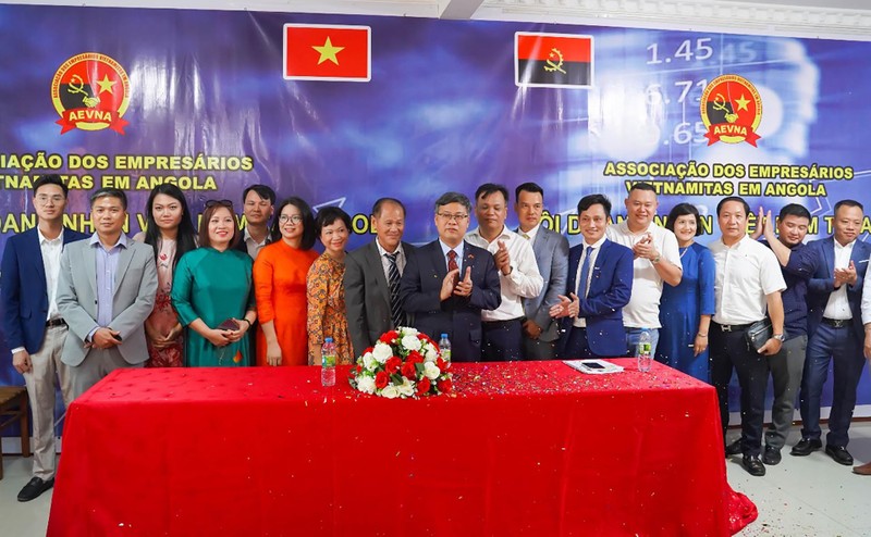 Lors de la cérémonie de fondation de l’Association des hommes d'affaires vietnamiens en Angola, le 9 juin à Luanda. Photo: baoquocte.vn.