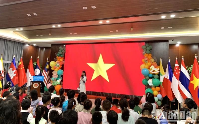 Luu Phuong Linh, représentant des enfants vietnamiens, présente la culture et le peuple vietnamiens aux amis internationaux. Photo: NDEL.