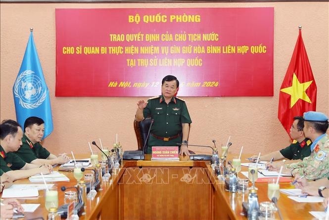 Le général de corps d'armée Hoàng Xuân Chiên, vice-ministre de la Défense, également chef du Comité de pilotage du ministère de la Défense sur la participation aux opérations de maintien de la paix de l'ONU, prend la parotle lors de la cérémonie. Photo : VNA.