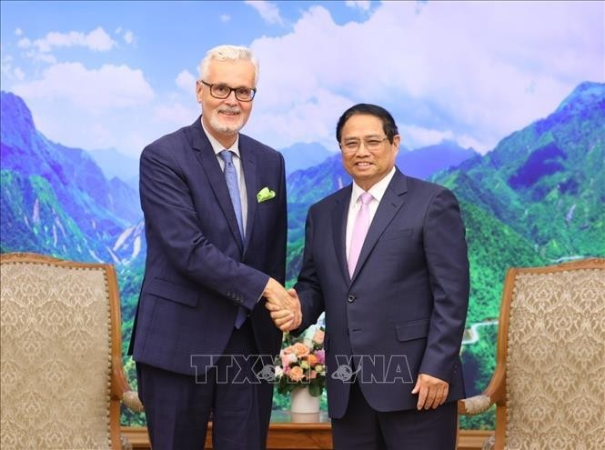 Le Premier ministre Pham Minh Chinh (droite) et l'ambassadeur d'Allemagne au Vietnam, Guido Hildner. Photo : VNA.