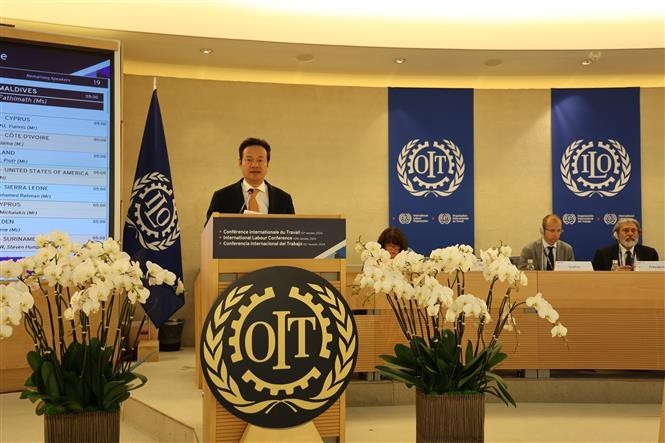 L’ambassadeur Mai Phan Dung, chef de la Mission permanente du Vietnam auprès des Nations Unis, de l’OMC et d’autres organisations internationales à Genève, à la 112e session de la Conférence internationale du travail. Photo: VNA