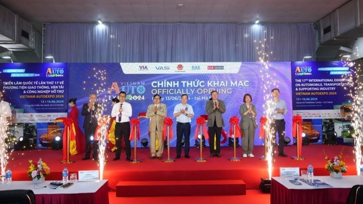 Lors de la cérémonie d'ouverture du Salon international Vietnam AutoExpo 2024, le 13 juin au Centre international des expositions de Hanoï, au 91 rue Tran Hung Dao. Photo: baoquocte.vn