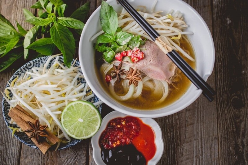 La soupe de nouilles réconfortante dénommée phở est connue dans le monde entier comme l’un des meilleurs plats vietnamiens. Photo : celebritycruises.