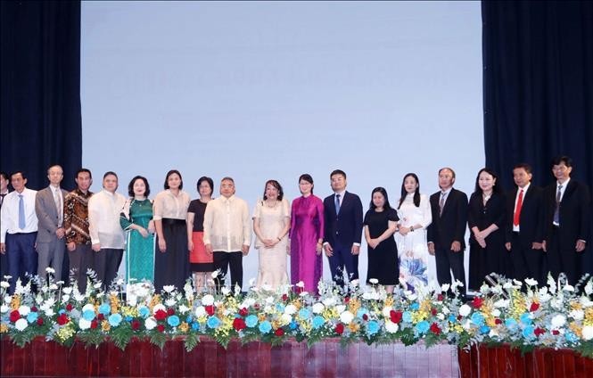 La vice-présidente du Comité populaire de Hô Chi Minh-Ville, Trân Thi Diêu Thuy (8e à partir de la droite), l’ambassadeur des Philippines Meynardo Montealegre (8e à partir de la gauche), la consule générale honoraire Lê Thi Phung (au centre) et d’autres délégués présents à l’événement. Photo : VNA.