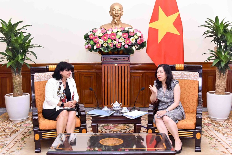 La vice-ministre vietnamienne des Affaires étrangères, Le Thi Thu Hang (à droite), et la secrétaire générale du ministère slovène des Affaires étrangères et européennes, Renata Cvelbar Bek, le 17 juin à Hanoï. Photo: baoquocte.vn. 