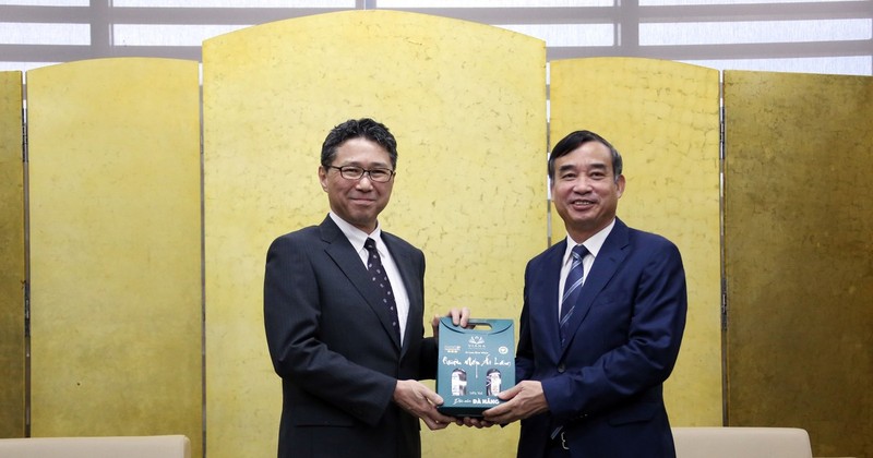 Le président du Comité populaire de la ville de Da Nang, Le Trung Trinh (droite), offre un cadeau souvenir au consul général du Japon à Da Nang, Mori Takero. Photo: VNA