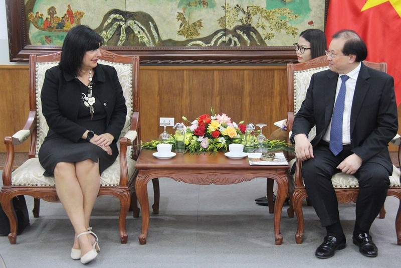 Le vice-ministre vietnamien de la Culture, des Sports et du Tourisme, Ta Quang Dong (à droite), et la secrétaire générale du ministère slovène des Affaires étrangères et européennes, Renata Cvelbar Bek, le 18 juin à Hanoï. Photo: toquoc.vn.