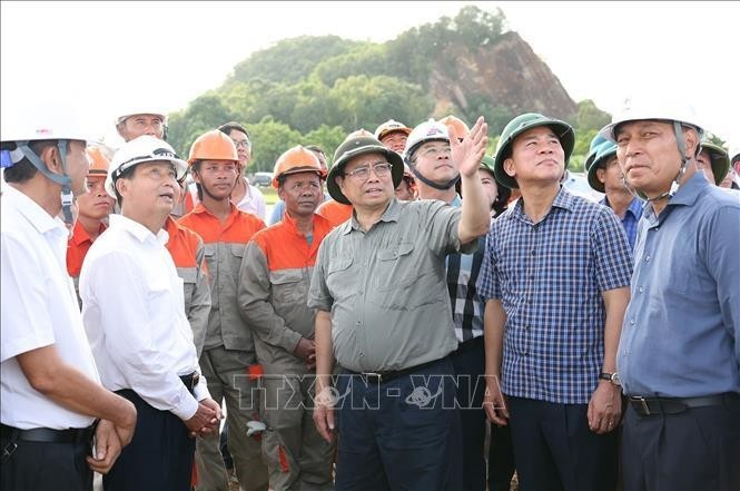 Le Premier ministre inspecte le projet de ligne de transmission de 500 kV à Thanh Hoa. Photo : VNA