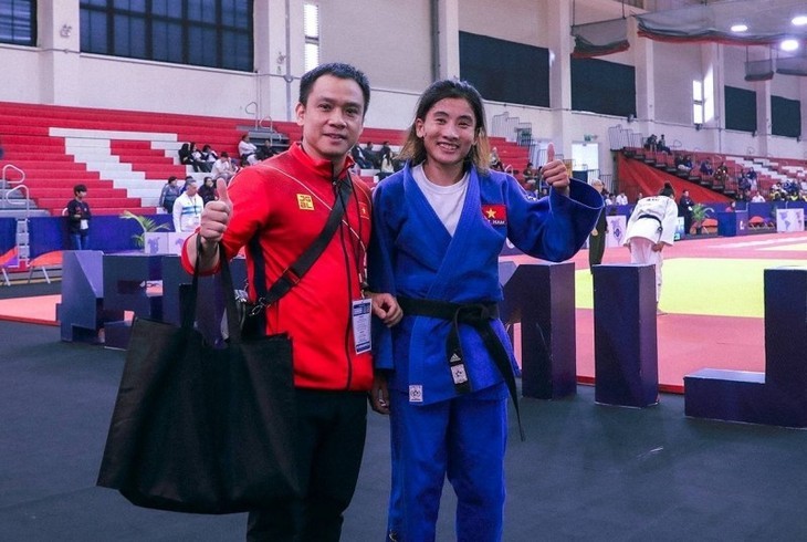 La judoka Hoang Thi Tinh (droite) et son entraîneur Nguyên Duy Khanh. Photo : Lima Panamerican Open 2024.