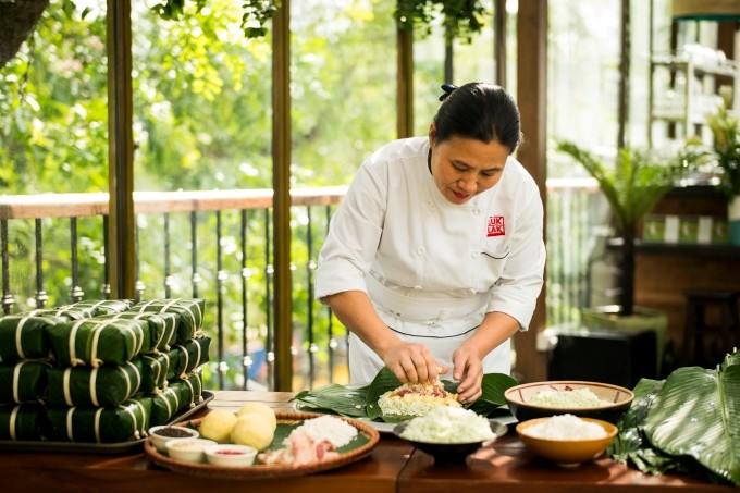 Le personnel du restaurant Luk Lak, à Hanoï, prépare la nourriture. Photo : Luklak Restaurant.