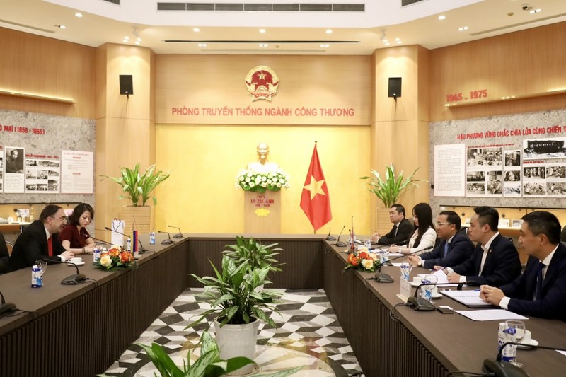 Lors de la séance de travail entre le vice-ministre vietnamien de l’Industrie et du Commerce, Nguyen Hoang Long, et l’ambassadeur d’Arménie au Vietnam, Suren Baghdasaryan, le 20 juin à Hanoi. Photo: congthuong.vn.