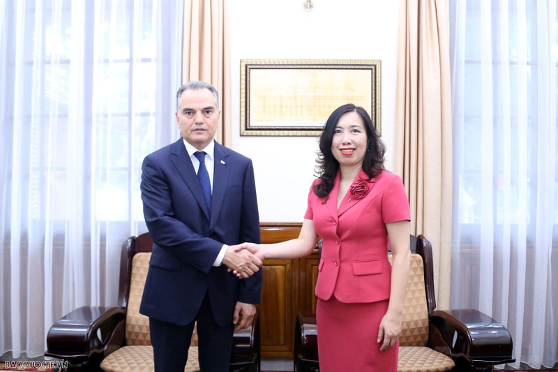 La vice-ministre vietnamienne des Affaires étrangères, Lê Thi Thu Hang (à droite), et l'ambassadeur du Turkménistan au Vietnam, Parakhat Hommadovich Durdyev, le 21 juin à Hanoï. Photo: baoquocte.vn.