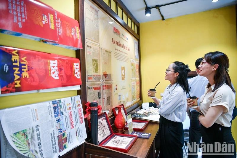 Avec son nouvel espace d'exposition, le journal Nhân Dân souhaite récréer un « kiosque à journaux » de Hanoï d’antan et promouvoir la culture de la lecture auprès des habitants. Photo: NDEL.