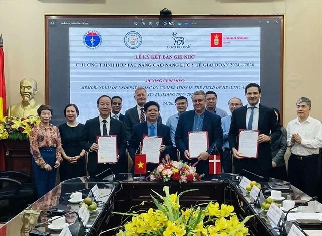 Lors de la signature d'un protocole d'accord sur l'amélioration de la qualité des examens et des traitements des maladies chroniques au Vietnam jusqu'en 2026. Photo : VNA