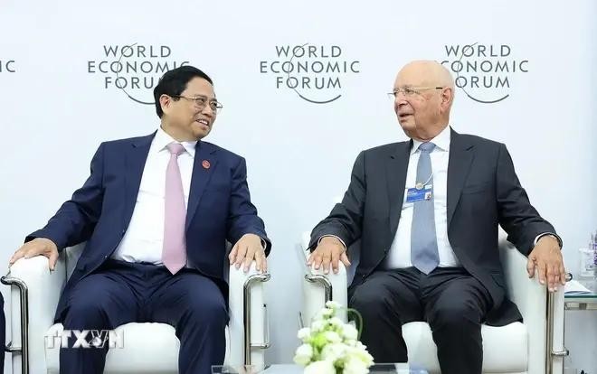 Le PM Pham Minh Chinh (gauche) et le professeur Klaus Schwab, fondateur et président exécutif du Forum économique mondial. Photo : VNA.