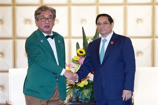 Le PM Pham Minh Chinh (droite) et le co-président de la Commission présidentielle sud-coréenne pour la neutralité carbone et la croissance verte, Kim Sang-huyp. Photo : VNA