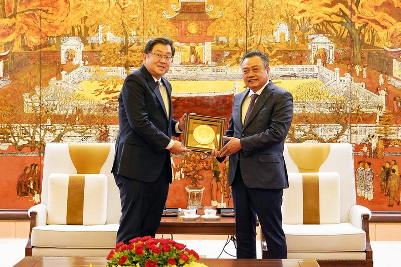 Le président du Comité populaire de Hanoï, Trân Sy Thanh (à droite), et l'ambassadeur de Malaisie au Vietnam, Dato' Tan Yang Thai, le 26 juin à Hanoï. Photo: hanoimoi.