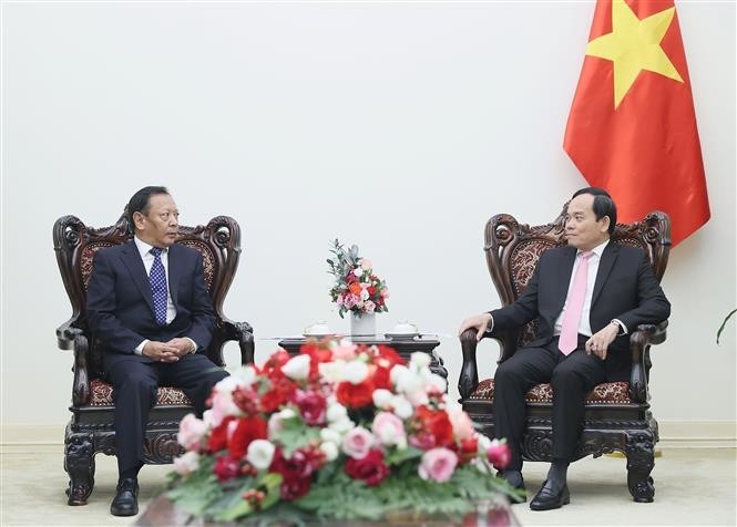 Le vice-Premier ministre Tran Luu Quang (droite) et le vice-président de la Commission d’État des affaires ethniques de Chine, Bianba Zhaxi. Photo: VNA