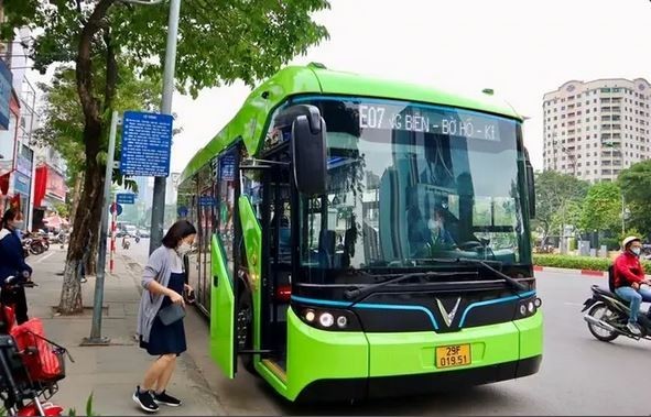 Un bus Vinbus desservant la ligne Long Biên-Bo Hô-Vinhomes Smart City. Photo : VNA