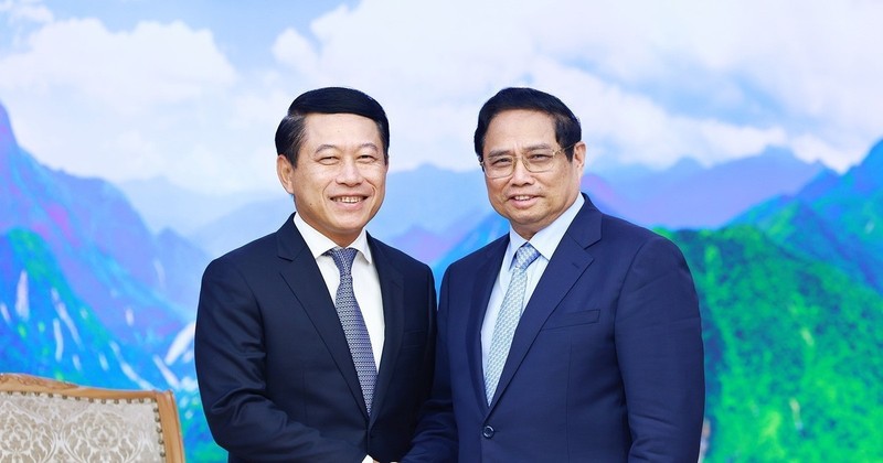 Le Premier ministre Pham Minh Chinh (droite) reçoit le vice-Premier ministre et ministre des Affaires étrangères du Laos, Saleumxay Kommasith. Photo : VNA.