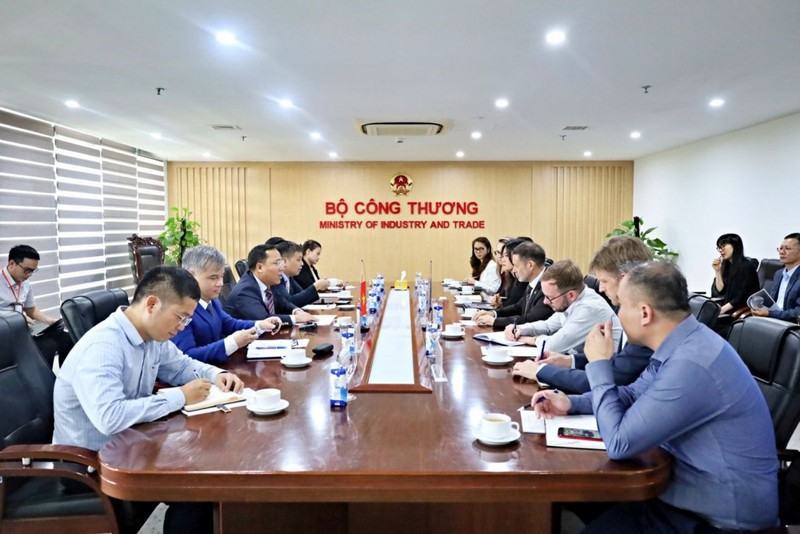 Séance de travail entre le vice-ministre vietnamien de l'Industrie et du Commerce, Nguyen Hoang Long, et l'ambassadeur d'Australie au Vietnam, Andrew Goledzinowski, le 4 juillet à Hanoi. Photo: congthuong.vn