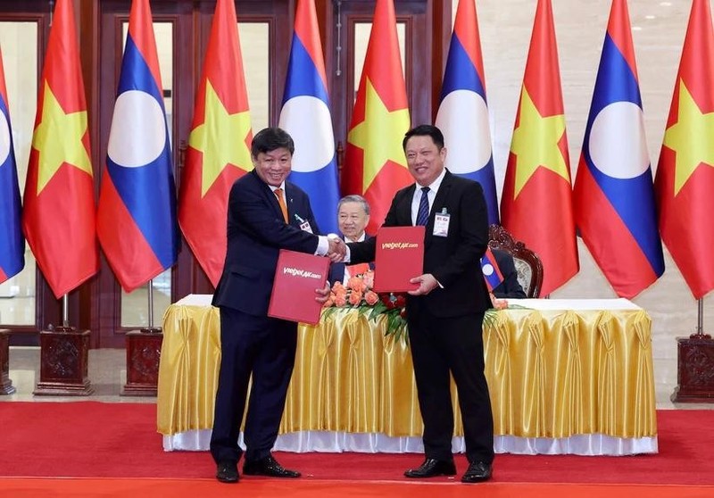 Échange de l'accord de coopération entre les représentants de Vietjet et du ministère lao des Travaux publics et des Transports, le 11 juillet à Vientiane. Photo : VNA.