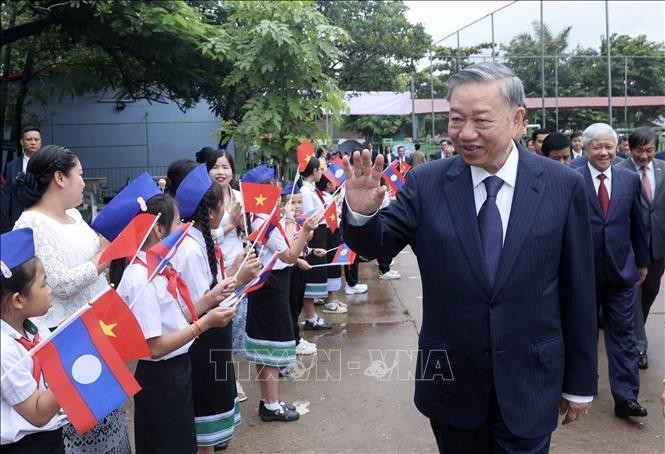 Le Président To Lam se rend à l'école bilingue Laos-Vietnam. Photo : VNA.