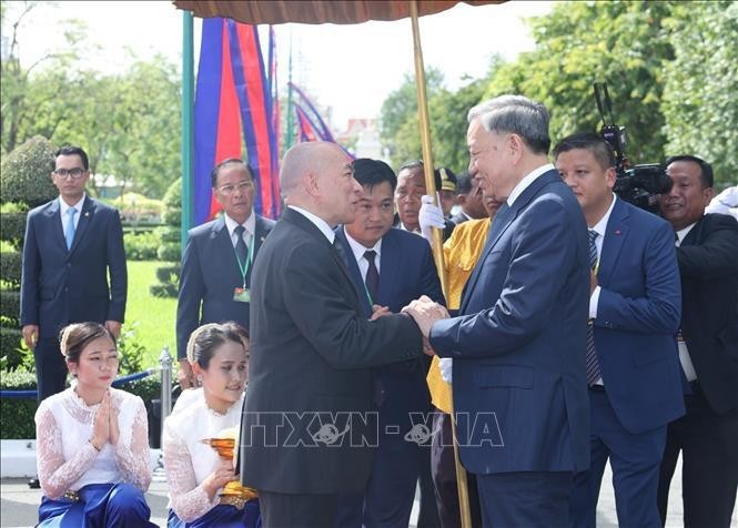 Le Roi Preah Bat Samdech Preah Boromneath Norodom Sihamoni (à gauche) accueille le Président Tô Lâm à son arrivée au Palais royal, à Phnom Penh, le 12 juillet. Photo: VNA