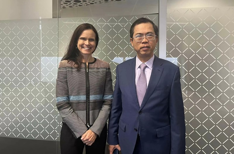 L'ambassadeur du Vietnam en Australie, Pham Hung Tam (à droite), et Mme Stephanie Copus Campbell, ambassadrice d'Australie pour l'égalité des sexes, le 11 juillet à Canberra. Photo : baoquocte.