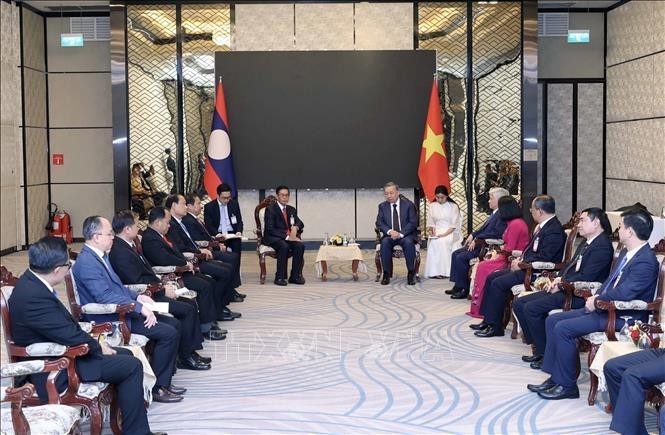 Le Président To Lam rencontre le président du Front lao pour la construction nationale (FLCN), Sinlavong Khoutphaythoune. Photo : VNA.