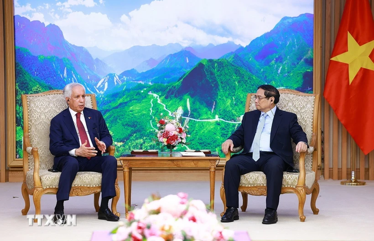 Le Premier ministre Pham Minh Chinh (droite) reçoit Soltan Bin Saad Al-Muraikhi, ministre d'État aux Affaires étrangères du Qatar. Photo : VNA.