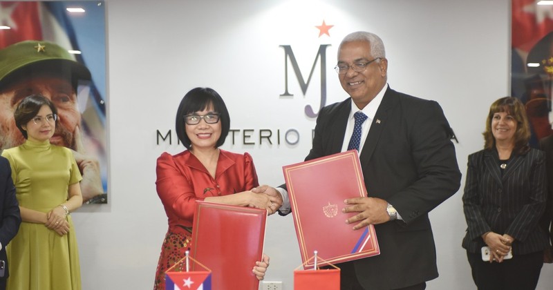 Le ministre cubain de la Justice, Oscar Manuel Silvera Martínez et la vice-ministre vietnamienne de la Justice Dang Hoang Oanh. Photo : VNA.