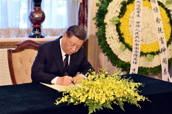 Le secrétaire général et président chinois Xi Jinping écrit dans le registre de condoléances. Photo : VNA.