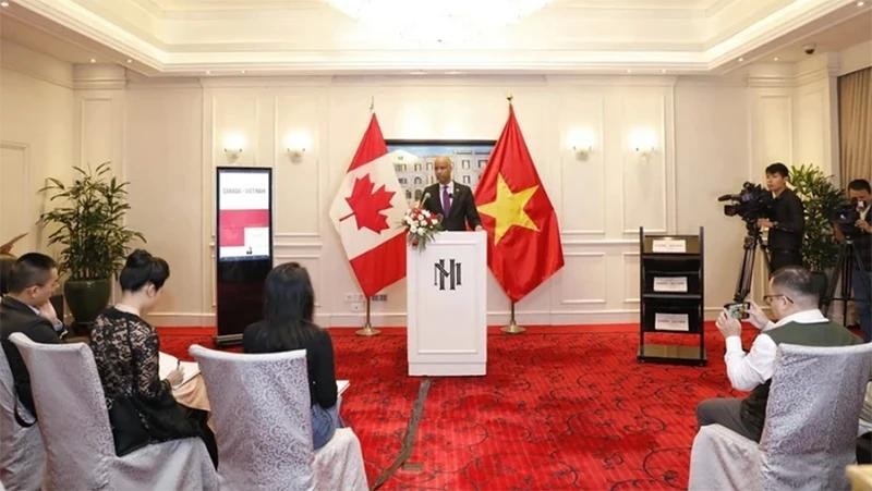 Le ministre du Développement international du Canada, Ahmed Hussen, lors d'une conférence de presse à Hanoï, le 9 janvier. Photo: VNA. 