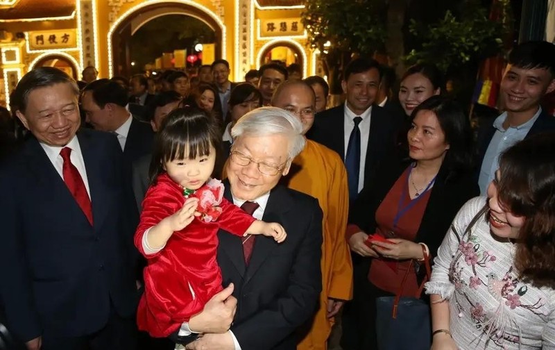 Le Secrétaire général du PCV Nguyên Phu Trong, et des habitants autour du Lac de l'Ouest à la veille du Nouvel An 2019. Photo : VNA