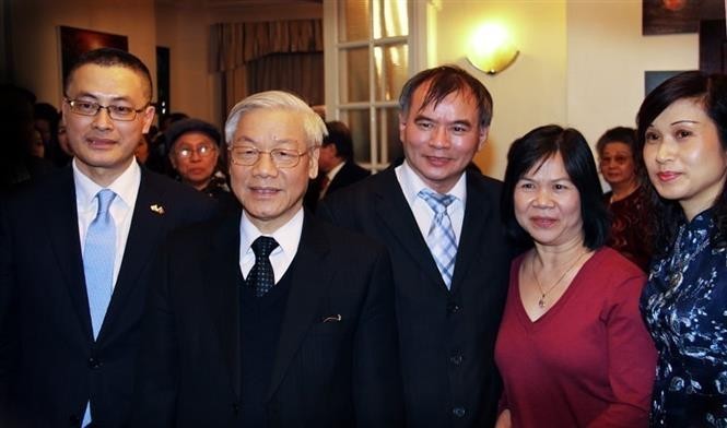 Vu Kim Thanh (3e à partir de la droite) et son épouse prennent une photo souvenir avec le Secrétaire général Nguyên Phu Trong lors de la visite du dirigeant au Royaume-Uni en 2013. Photo : VNA.