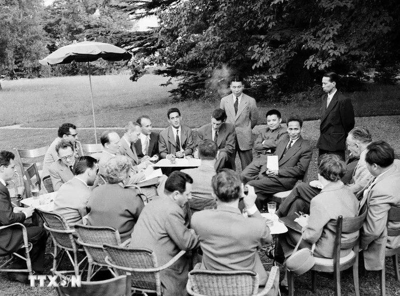 Une conférence de presse présidée par le Premier ministre Pham Van Dong, en marge de la Conférence de Genève en 1954. Photo : VNA.