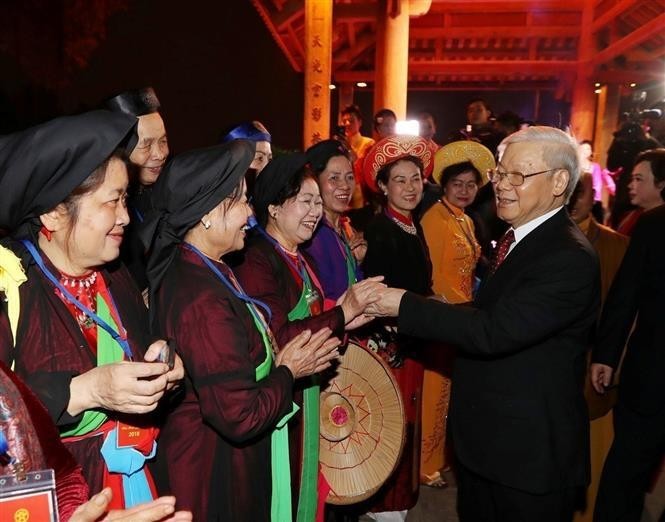 Le Secrétaire général du PCV Nguyên Phu Trong et des artistes vietnamiennes, le 15 février 2018 à Hanoï. Photo : VNA.